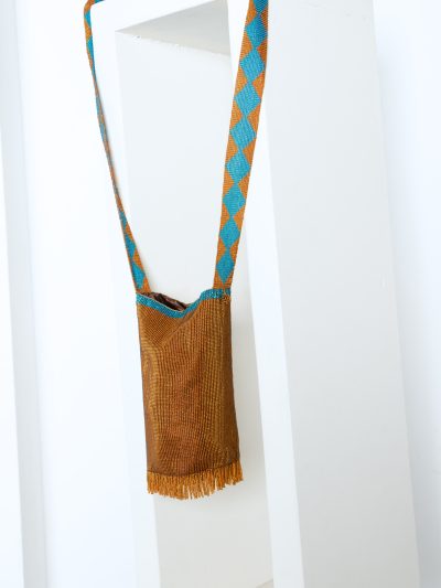 PAZ | Bolso ocre con azul de abalorios